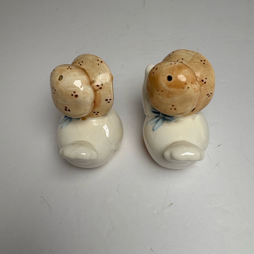 Charming Vintage Mrs. Goose Salt and Pepper Shakers - Picture 7 of 14